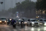 Mưa lớn bất ngờ trút xuống Hà Nội vào giờ tan tầm: Tình hình di chuyển các tuyến đường lúc này!