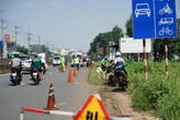 Hiện trường thương tâm vụ cháy xe khách ở Đồng Nai: Giày dép, túi xách cháy sém nằm ngổn ngang, nhiều người lặng lẽ thắp hương