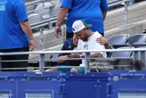 Neymar ôm hôn bạn gái nóng bỏng trên khán đài, được gia đình an ủi sau cú sốc Brazil dừng bước ở World Cup 2026