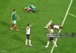ĐT Anh đổ gục, ăn mừng sau chiến thắng "hú hồn" 3-2 trước Mexico, chủ nhà rời World Cup trong nước mắt