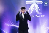 Việt Nam có ca sĩ là "con nhà nòi" ẩn mình gần 10 năm, vừa debut đã được báo quốc tế khen ngợi