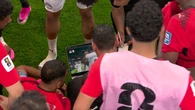 Đối thủ của Messi có màn "mang tài liệu vào phòng thi" viral nhất World Cup: Mở laptop "học lỏm" Mbappé ngay trước loạt sút luân lưu