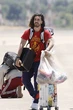 Cucurella "bá đạo" nhất World Cup, hết đựng cúp vàng lại đựng giày vào túi ni lông: "Anh vô địch mà trông anh khổ quá!"