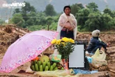 Lập bàn thờ tạm trên nền nhà sau lũ quét kinh hoàng, mòn mỏi chờ người thân trở về