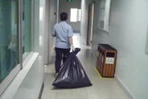 Một câu hỏi khiến "học bá" nghĩ 15 phút, cô lao công chỉ mất 5 giây để trả lời