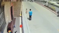 Người đàn ông bế bé gái ném xuống sông rồi bỏ đi