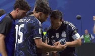 Cầu thủ Argentina rủ nhau "check phao" bắt penalty của Pickford: Toàn tiếng Anh không biết Messi có hiểu không chỉ thấy cười