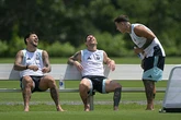 Messi lại bị bắt gặp ngồi "nhìn trời, nhìn đất, nhìn mây", cười tươi rói trước trận đấu đối Lamine Yamal