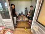 Đột kích căn nhà hoang, cảnh sát thu giữ điếu cày và lọ thuốc nhỏ mắt chứa chất lạ: Sự thật bên trong khiến nhiều người bất ngờ