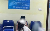 Hình ảnh trong phòng thay đồ khiến 1 bà mẹ "rớt tim" ra ngoài: Người lớn vô tư hay quá dễ dãi?