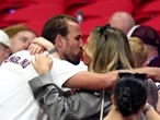 Harry Kane hôn vợ ngọt ngào sau cú đúp siêu phẩm, dàn WAGs tuyển Anh lên đồ nóng bỏng đọ sắc trên khán đài