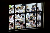 Nhìn Trung Quốc trông thi đại học cứ như "đánh trận" thế này, muốn "gian lận đạt điểm 10 Toán" còn khó hơn lên trời!