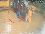 Đang đi bộ trên con đường ngập nước, nam bảo vệ ngã gục rồi tử vong