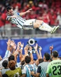 Messi được đồng đội công kênh ăn mừng như một "vị thần" sau màn ngược dòng kinh điển