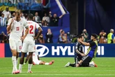 Bùng nổ cảm xúc: Messi vỡ oà ăn mừng chiến thắng, Harry Kane và Bellingham ôm mặt buồn bã sau trận thua "điên rồ" nhất