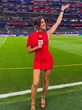 Nữ phóng viên World Cup xinh đẹp bất ngờ thành "bùa may mắn" của tuyển Tây Ban Nha, visual nổi bật với váy đỏ ôm sát gây sốt MXH