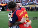 Lamine Yamal lần đầu kể lại câu nói xúc động của Messi khi cả hai ôm nhau sau chung kết World Cup: Lời anh ấy đắt giá ngang cúp vàng!