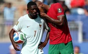 Đã rõ lý do Issa Diop không bị thẻ đỏ dù che miệng nói chuyện với Dembele ở trận Pháp 2-0 Morocco