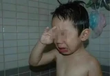 Bé trai 2 tuổi cứ tắm là khóc, bác sĩ khám không ra bệnh, bà nội mới ngập ngừng nói ra sự thật