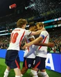 Harry Kane bị CĐV Mexico hắt bia và coca xối xả vào người người khi ăn mừng bàn thắng