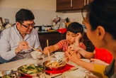 Muốn nhìn rõ "CÁI TẦM" của một gia đình, thử ngồi ăn cùng họ một lần là đủ: Bao nhiêu tốt xấu phơi bày ra hết cả!