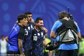 Huyền thoại bóng đá Anh tiếp tục "khẩu chiến" dữ dội với cầu thủ Argentina: "Họ thắng là nhờ có Messi gánh còng lưng thôi"