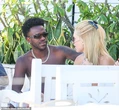 Paparazzi "tóm dính" ngôi sao World Cup Vinicius Jr tình tứ bên bạn gái, tận hưởng kỳ nghỉ sang chảnh sau ca phẫu thuật thẩm mỹ