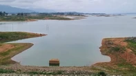 "Hiện tượng lạ" xuất hiện ở đập nước, người dân ùn ùn kéo đến xem