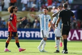 Messi bị chê "trẻ con" khi mách trọng tài, đòi thẻ đỏ cho cầu thủ Tây Ban Nha