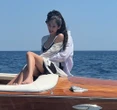 Jennie (BLACKPINK) nóng bỏng trong vòng tay "hồng hài nhi" kém 6 tuổi trên du thuyền