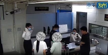 Phát hiện con vẹt sống trong quần 2 người phụ nữ ở hải quan