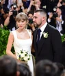 Sức hút khủng khiếp của Taylor Swift: Đến rác trong siêu đám cưới cũng bán “cháy hàng”