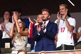 Tiểu thư Harper Beckham khoe visual sáng bừng, vóc dáng phổng phao cùng David Beckham trên khán đài cổ vũ tuyển Anh