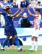 Căng như dây đàn: Mbappe "nóng mắt" với tiểu xảo của Paraguay, suýt xảy ra ẩu đả