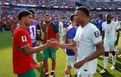 Phóng viên hỏi "có cảm thấy khó khăn không khi bạn thân Hakimi buồn bã sau thất bại", Mbappe đáp: Không