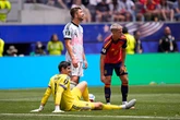 Courtois rời sân trong nước mắt vì chấn thương, cay đắng nhìn Bỉ thua nghiệt ngã trước Tây Ban Nha