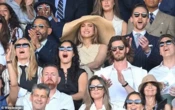 Lóa mắt dàn sao tề tựu trên khán đài Wimbledon: "Thiên nga Úc" rạng rỡ bên bà trùm thời trang, Tom Hiddleston - Liam Hemsworth bảnh hết chỗ chê