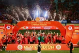 Dàn WAGs quy tụ ngày CAHN vô địch V.League: Quang Hải trao huy chương cho Chu Thanh Huyền, Võ Nhật Linh cam thường vẫn xinh!