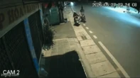 Rùng mình clip cô gái bị hành hung, vụt mũ bảo hiểm vào đầu giữa đêm ở Bắc Ninh, thái độ của nhóm thanh niên gây bức xúc