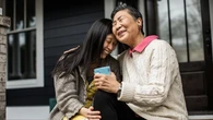 Dù lương hưu cao đến mấy, sau tuổi 60, cha mẹ nhất định phải yêu cầu con cái làm 4 điều này