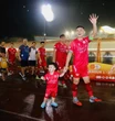 Phan Văn Đức nắm tay cô chủ khách sạn Võ Nhật Linh ăn mừng vô địch, Chu Thanh Huyền xuất hiện vài giây vẫn hot