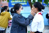 3 thứ phụ huynh EQ cao mang theo khi đưa con đi thi lớp 10