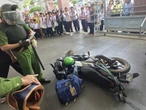 Phụ huynh mang dao xông vào trường học của con, gây náo loạn
