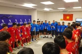 "Đột nhập" phòng thay đồ U17 Việt Nam sau trận thua ngược Hàn Quốc, HLV Cristiano Roland ôm động viên từng học trò