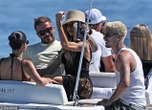 Paparazzi tóm cảnh Victoria khoe vai trần, sexy ôm David Beckham trên du thuyền khiến dân tình đỏ mặt