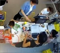 Con trai nói dối để lấy kẹo, người mẹ đôi co rồi ép chủ cửa hàng quỳ lạy xin lỗi: "Mẹ thế này, con hỏng cũng không lạ"