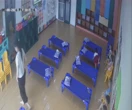 Đoạn camera bé trai "ăn no ngủ trước" ở lớp mầm non được đăng lên mạng, người khen đáng yêu, người soi ra chi tiết đáng lo