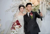 Ảnh nét căng: Tuyển thủ Văn Thanh nắm tay "chị đẹp" cực hạnh phúc trong ngày cưới, netizen đổ xô góp ý tạo hình cô dâu