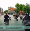 Hà Nội: Sang đường "hồn nhiên", nữ tài xế gây tai nạn rồi bỏ chạy, công an đang truy tìm