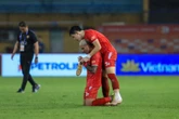 Đình Bắc lộ ảnh cổ chân sưng biến dạng sau trận vô địch V.League cùng CLB CAHN